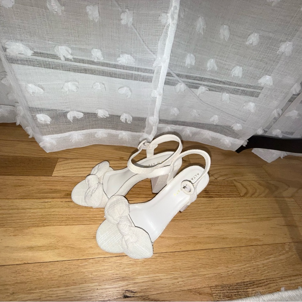 Elegant Cream Bow Heels altard state size 9